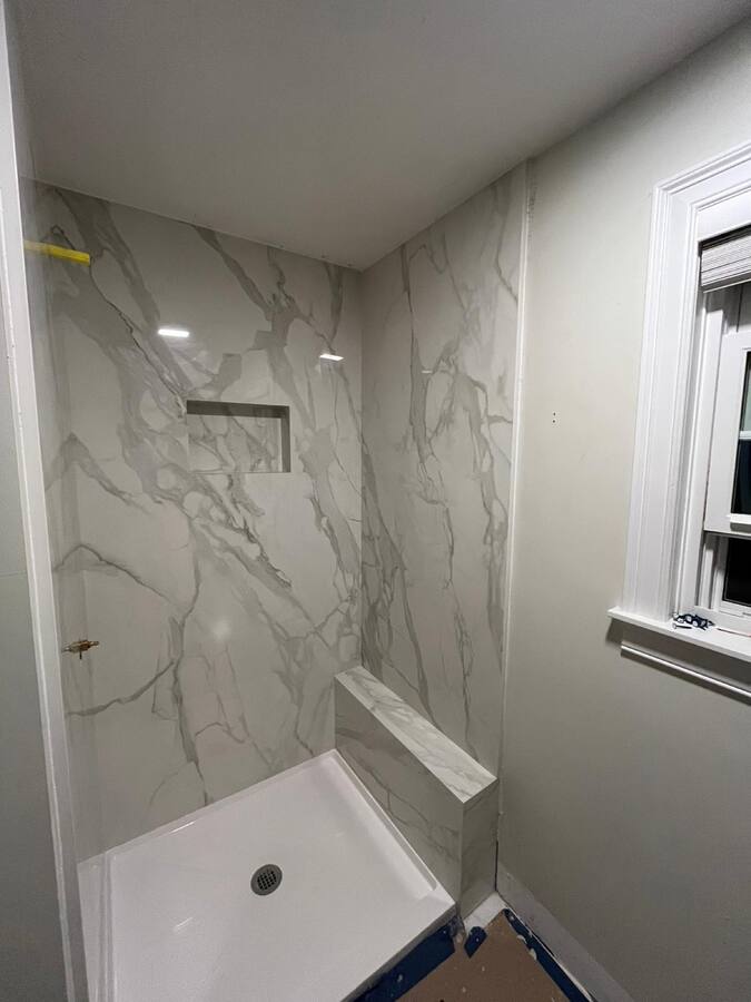 Porcelain slab shower with niche & bench